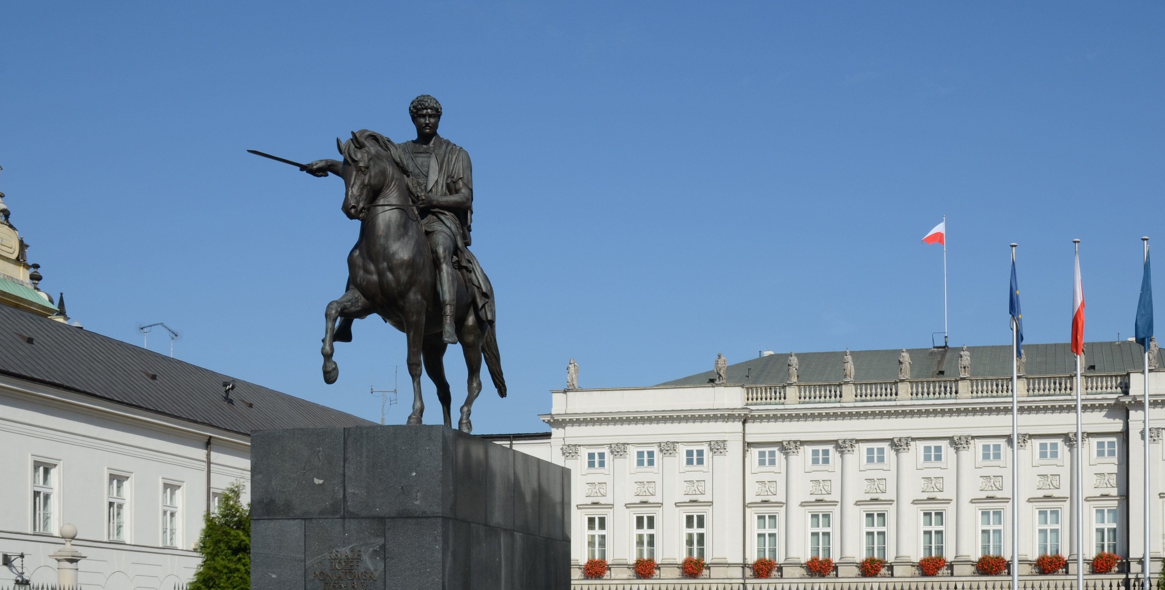 Pijany mężczyzna z repliką broni przy Pałacu Prezydenckim. Akcja policji w Śródmieściu
