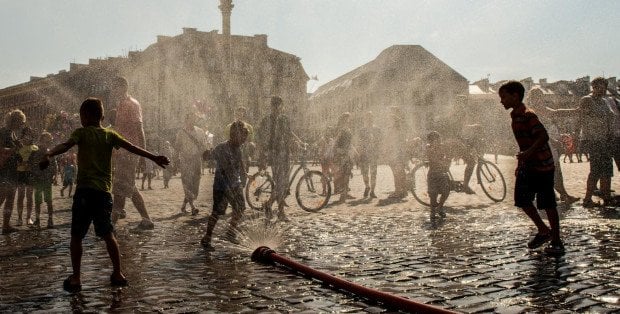 Upał wraca na Mazowsze. Strażak ostrzega przed popularną metodą na ochłodę