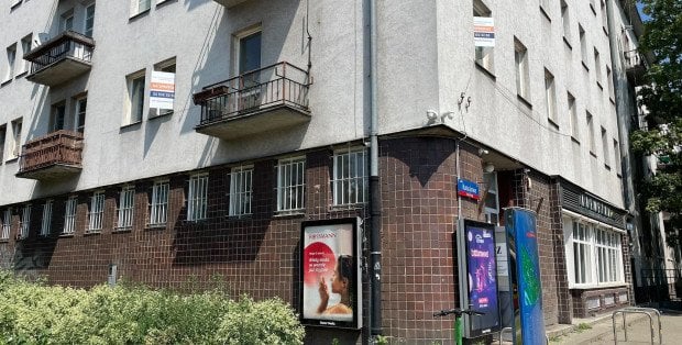 Kolorowe reklamy na zabytkowym budynku. "Nikt nie wydał pozwolenia"