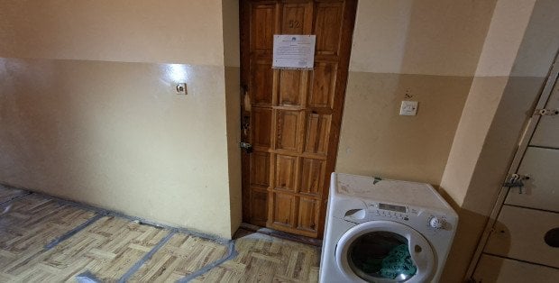 Smród, prusaki i strach o zdrowie. Mieszkańcy bloku komunalnego w Siedlcach załamują ręce