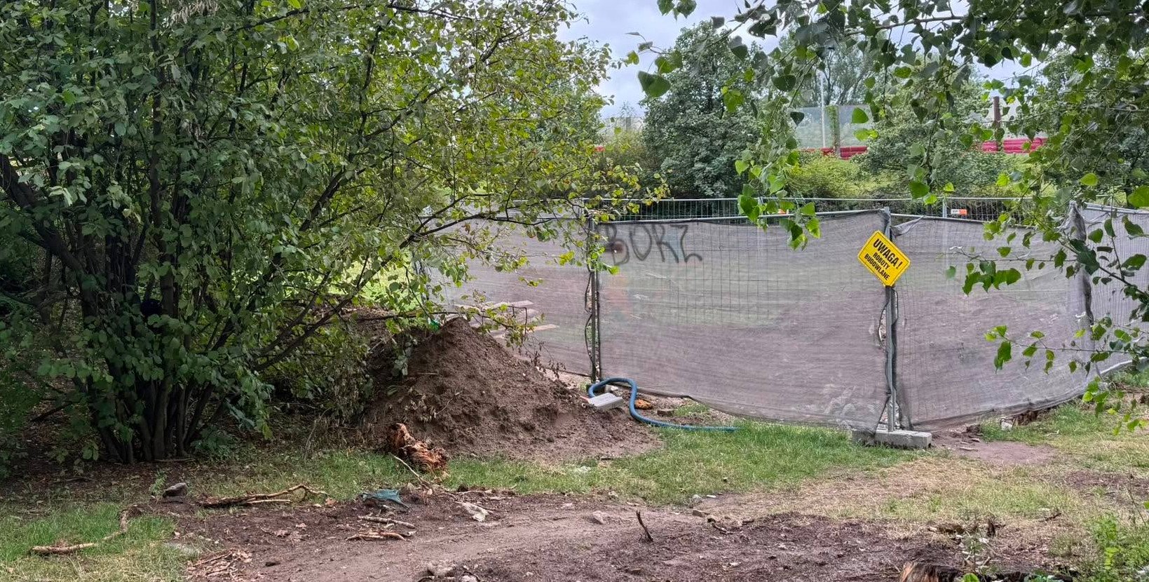 Zamieszanie wokół budowy billboardu na Saskiej Kępie. "Wprowadzono nas w błąd"