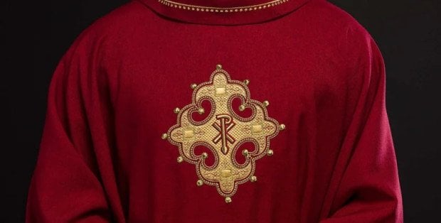 Szaty liturgiczne na specjalne okazje: komże, alby dla ministrantów i szaty jubileuszowe.