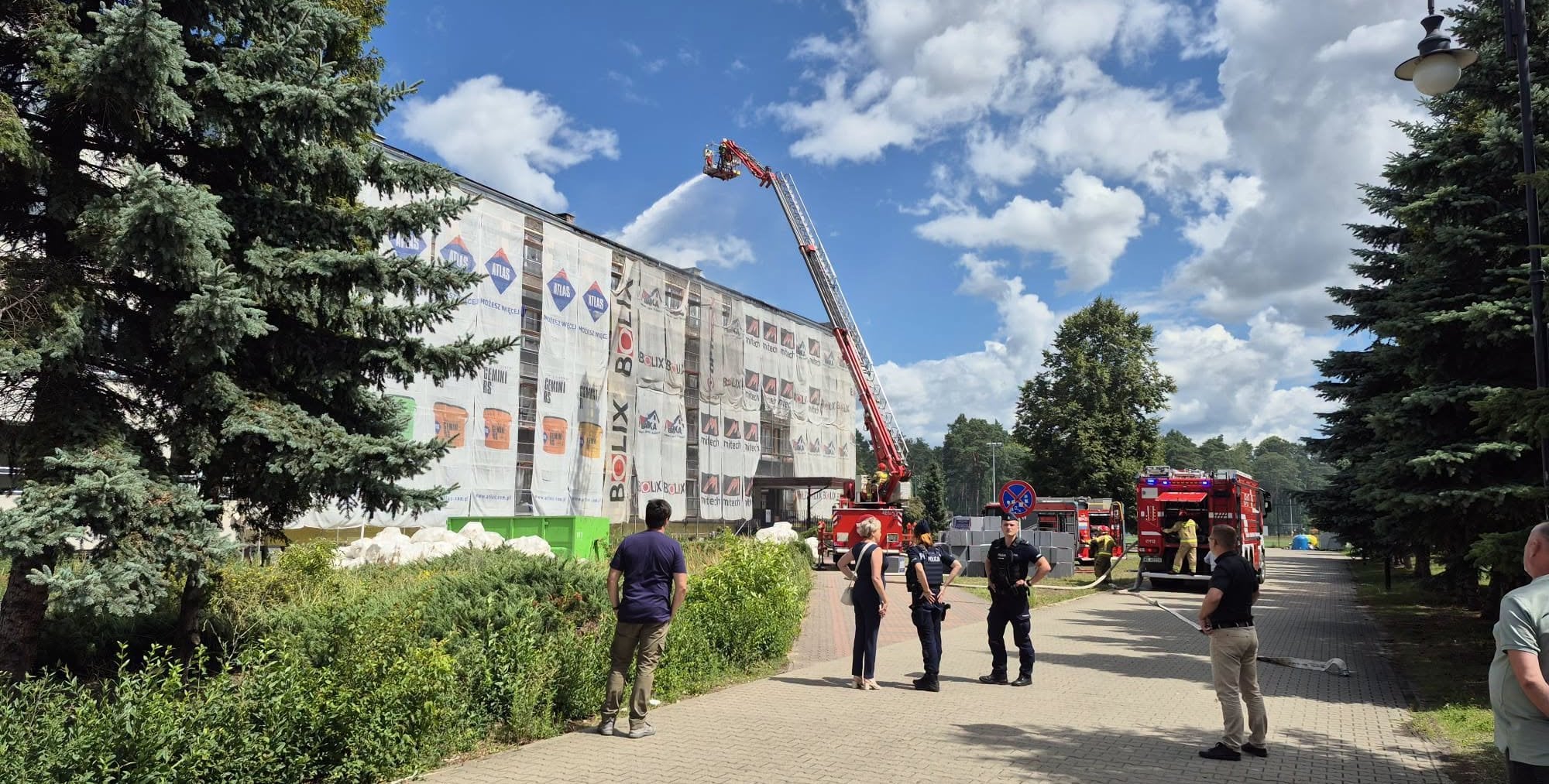 Pożar szkoły w Kozienicach. Na miejscu z ogniem walczy kilkanaście zastępów straży