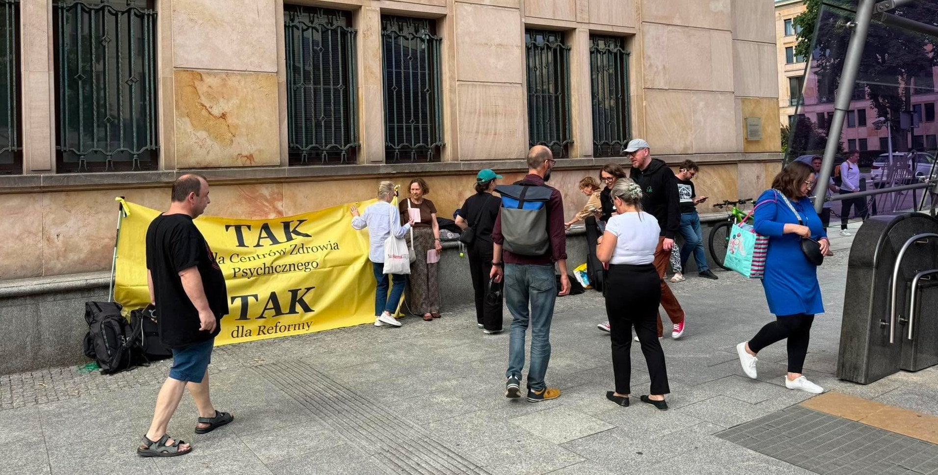 "TAK dla Centrów Zdrowia Psychicznego". Protest przed gmachem Ministerstwa Finansów