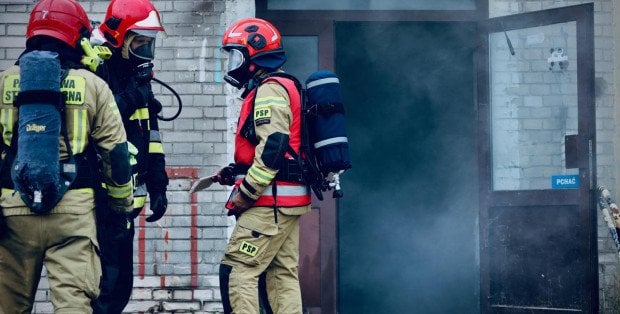 Kłęby dymu nad Warszawą. Duży pożar na Targówku