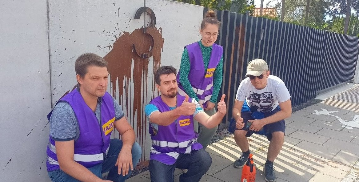 Aktywiści oblali witryny sklepów Andziaks i Małgorzaty Rozenek-Majdan. Interweniowała policja