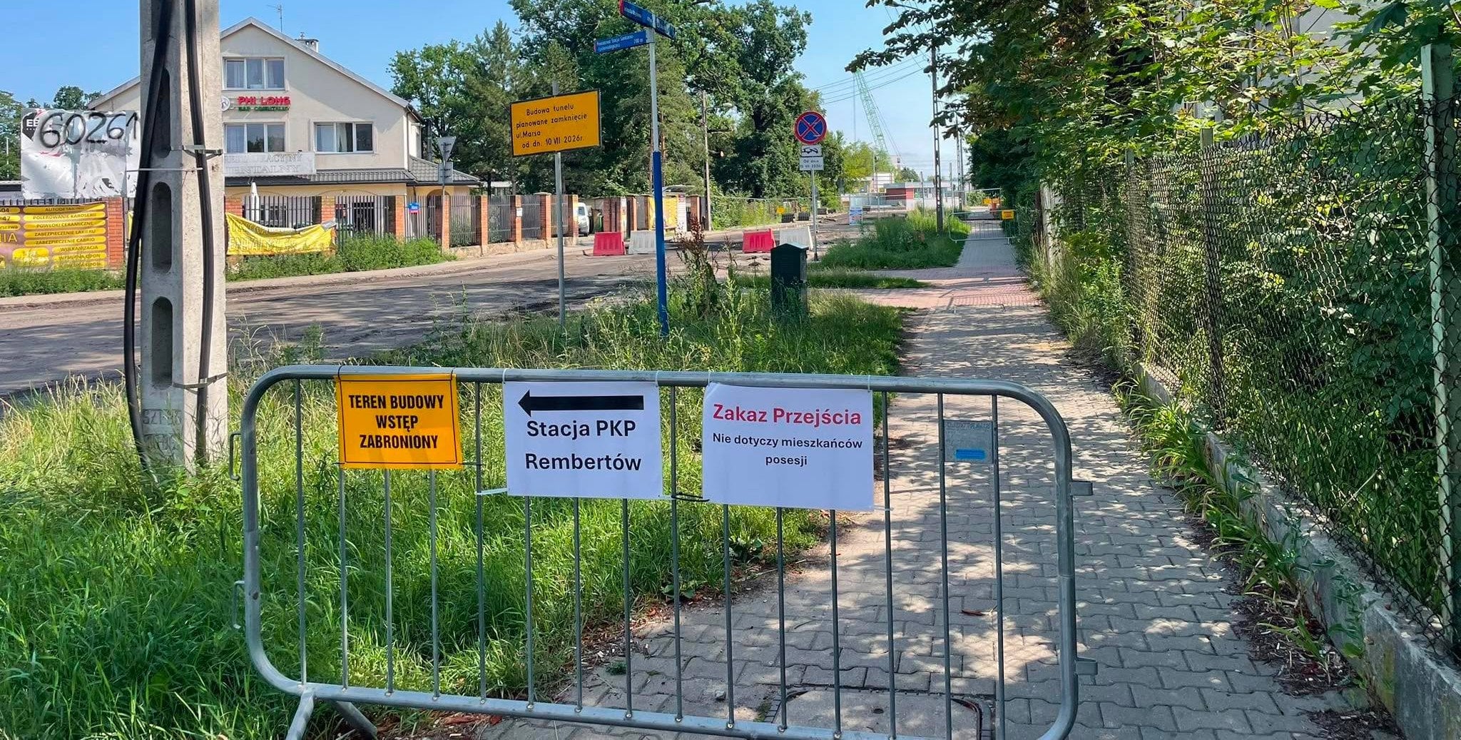 Jest szansa na poprawę bezpieczeństwa przy torach w Rembertowie. Deklaracje urzędników na spotkaniu z mieszkańcami