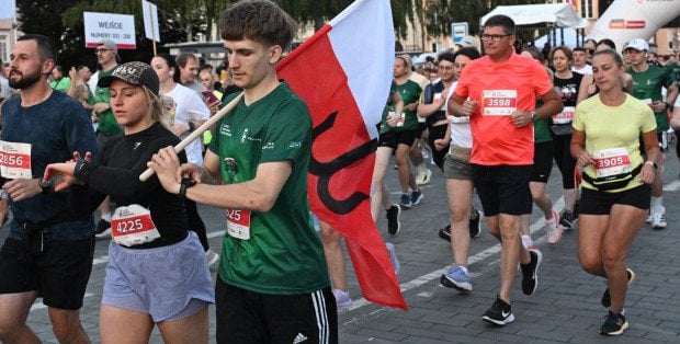 Pobiegli w hołdzie bohaterom. Odbył się 35. bieg Powstania Warszawskiego [ZDJĘCIA]