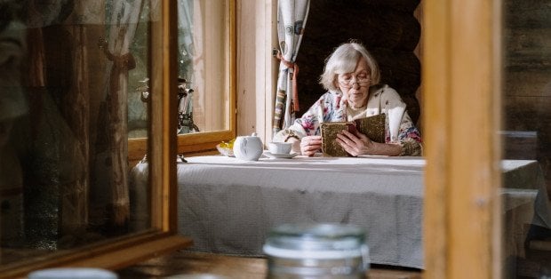 Wcześniejsze emerytury od ZUS. Te osoby dostaną pieniądze przed terminem