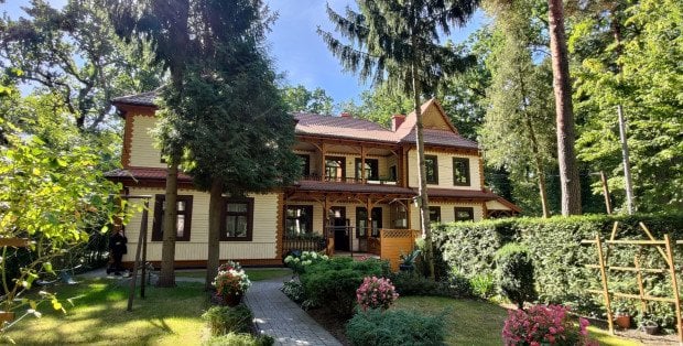 To miasto zachwyca willami i zielenią. Zaledwie pół godziny od Warszawy