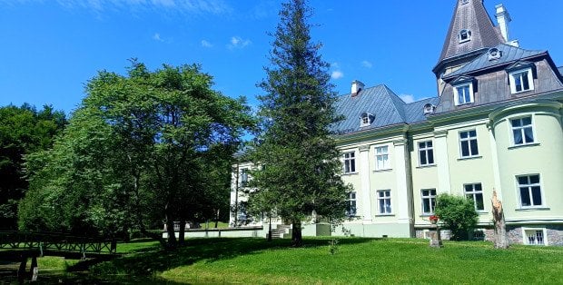 Latarnia w Gąskach, pałac Bismarcka i relaks w Połczynie Zdroju. Wakacyjne propozycje Radia Koszalin