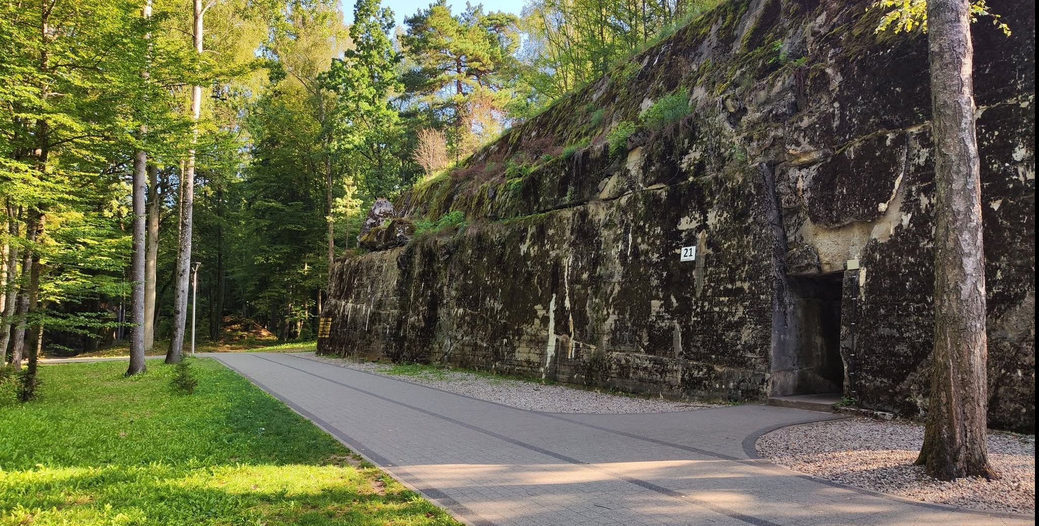 Nie tylko Wilczy Szaniec. To tajemnicze miejsce przyciąga pasjonatów historii