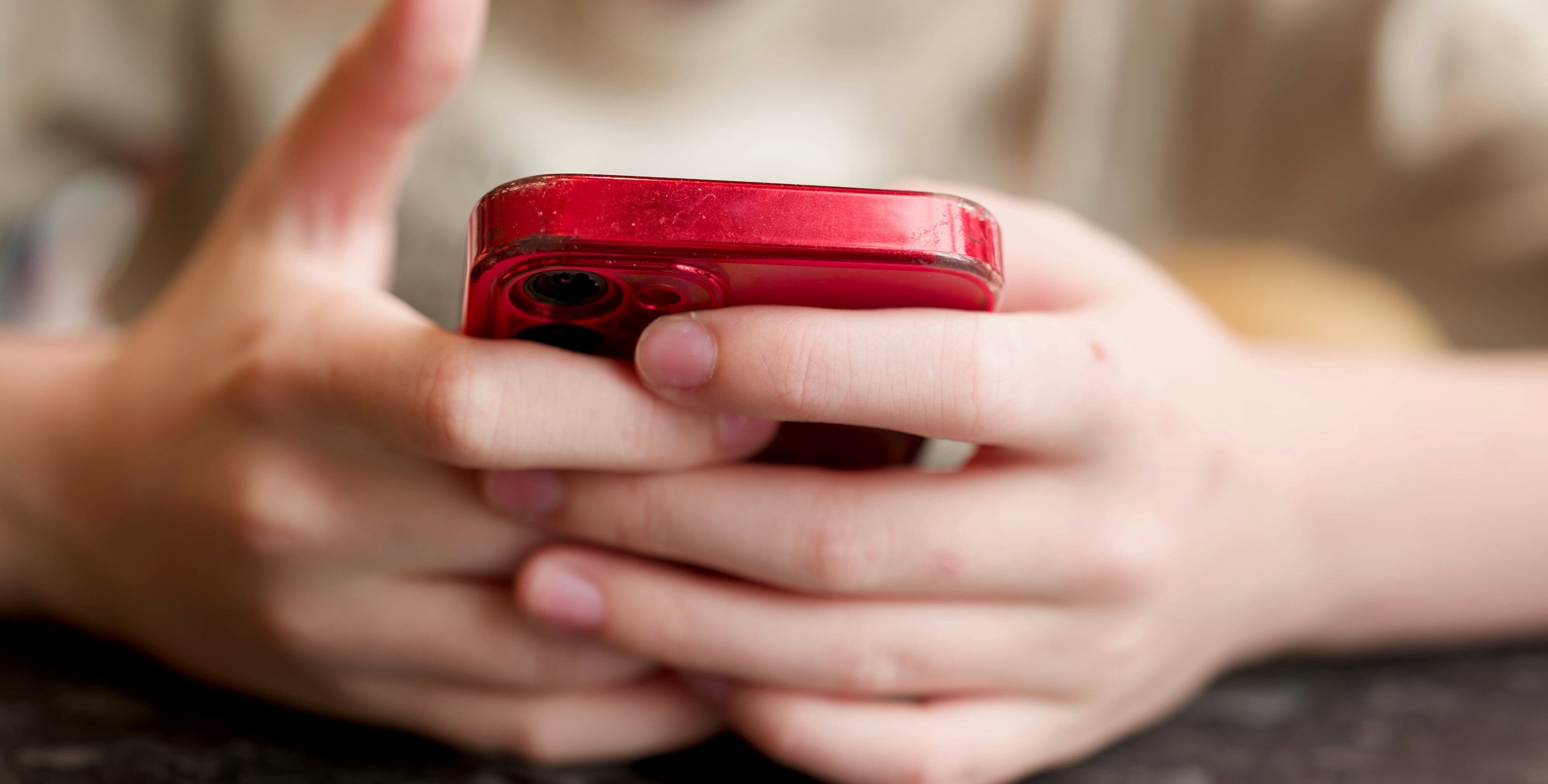 Koniec z telefonami w szkołach. Prezydent podpisał ustawę