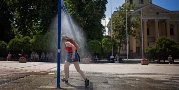 Żar leje się z nieba. IMGW ostrzega przed upałami w kraju