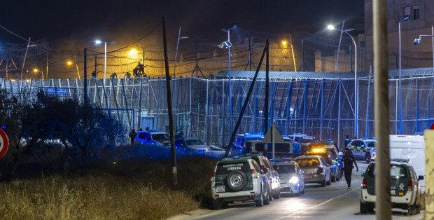 Kryzys migracyjny w Ceucie. Hiszpania wysyła wojsko na granicę