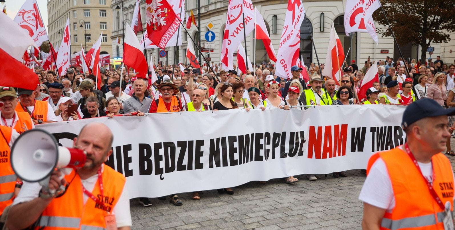 Ulicami stolicy przeszedł Marsz Powstania Warszawskiego. "Mamy prawo walczyć o reparacje"