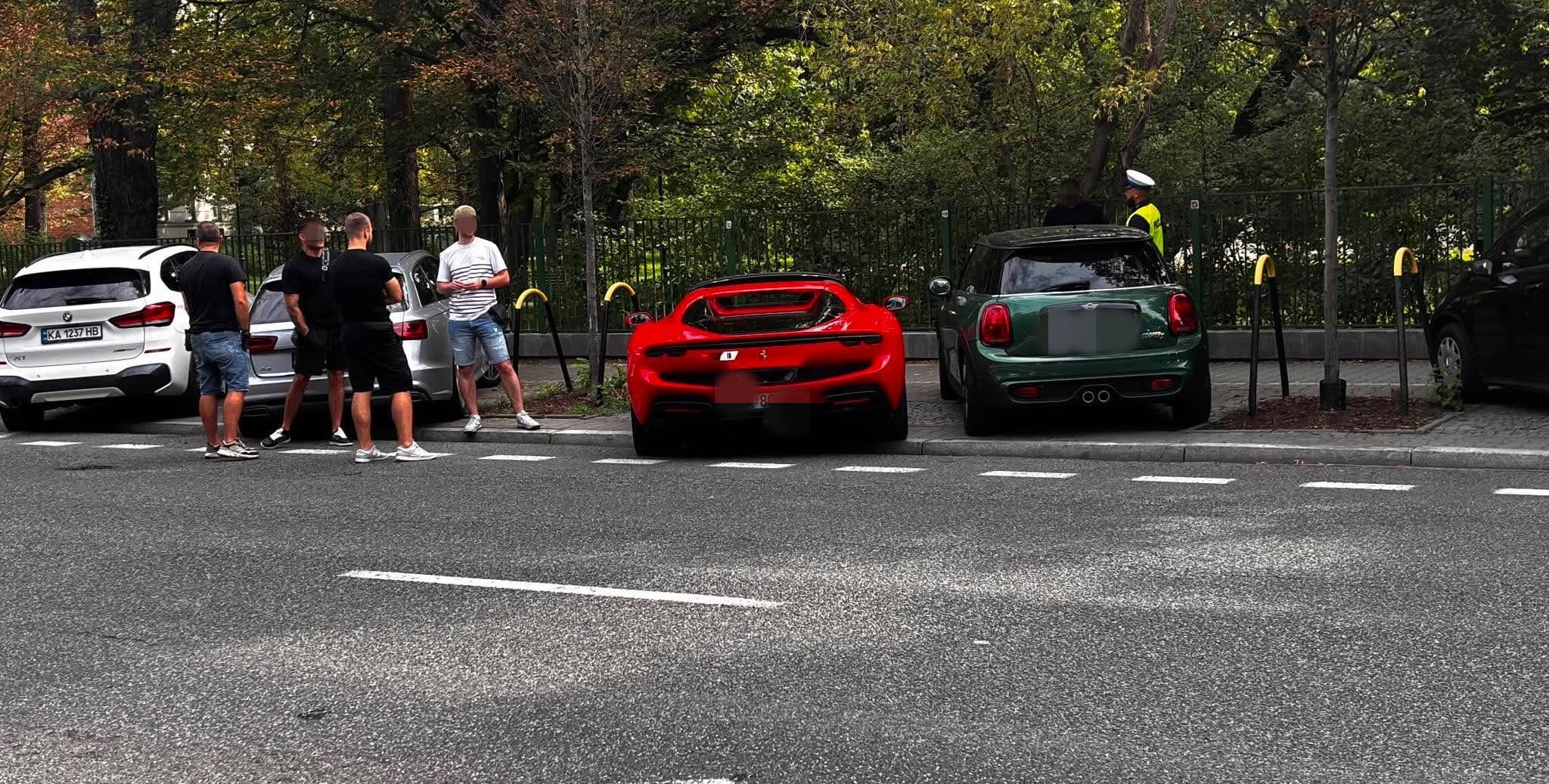 Kierujący Ferrari zatrzymany w Warszawie. Policję wezwali inni kierowcy