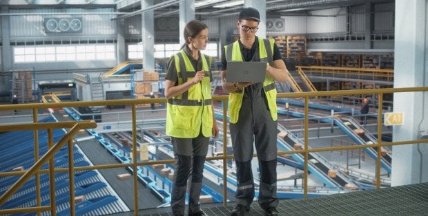 Logistyka relokacji maszyn i urządzeń – kiedy warto wykorzystać przenośniki transportowe?