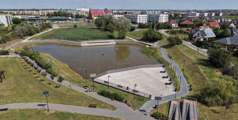 Nowy zbiornik z tarasem widokowym w Ciechanowie już gotowy. Tuż obok czeka teren rekreacyjny