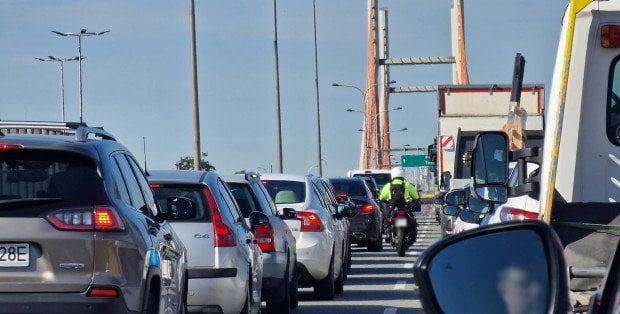 Kolejne utrudnienia na Moście Siekierkowskim. Wyłączyli jeszcze jeden pas
