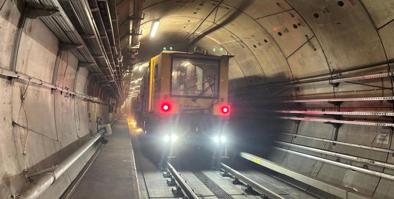 Specjalny pociąg na torach metra w Warszawie. Ma ważne zadanie