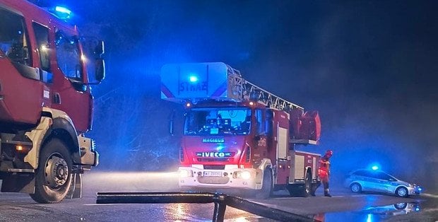 Pożar domu dziecka pod Piasecznem. Dach budynku zapalił się od pioruna