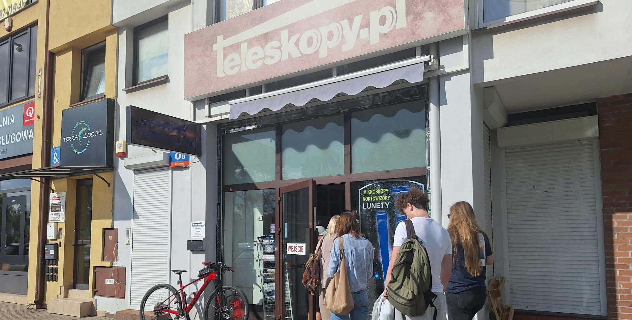 Warszawiacy szykują się na dwa wyjątkowe zjawiska jednej doby. Przed sklepem kolejka