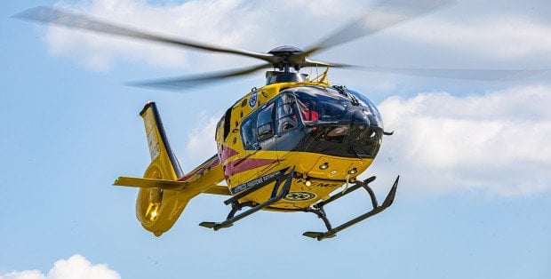 Zablokowana DK50 pod Sochaczewem. Zderzenie ciężarówki z osobówką, lądował LPR