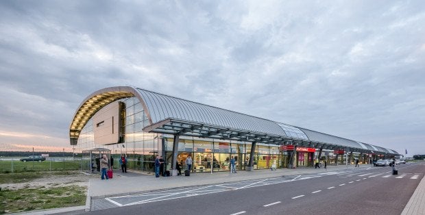To koniec problemów przewoźników "na aplikację" na lotnisku w Modlinie? Będą zmiany w podjazdach