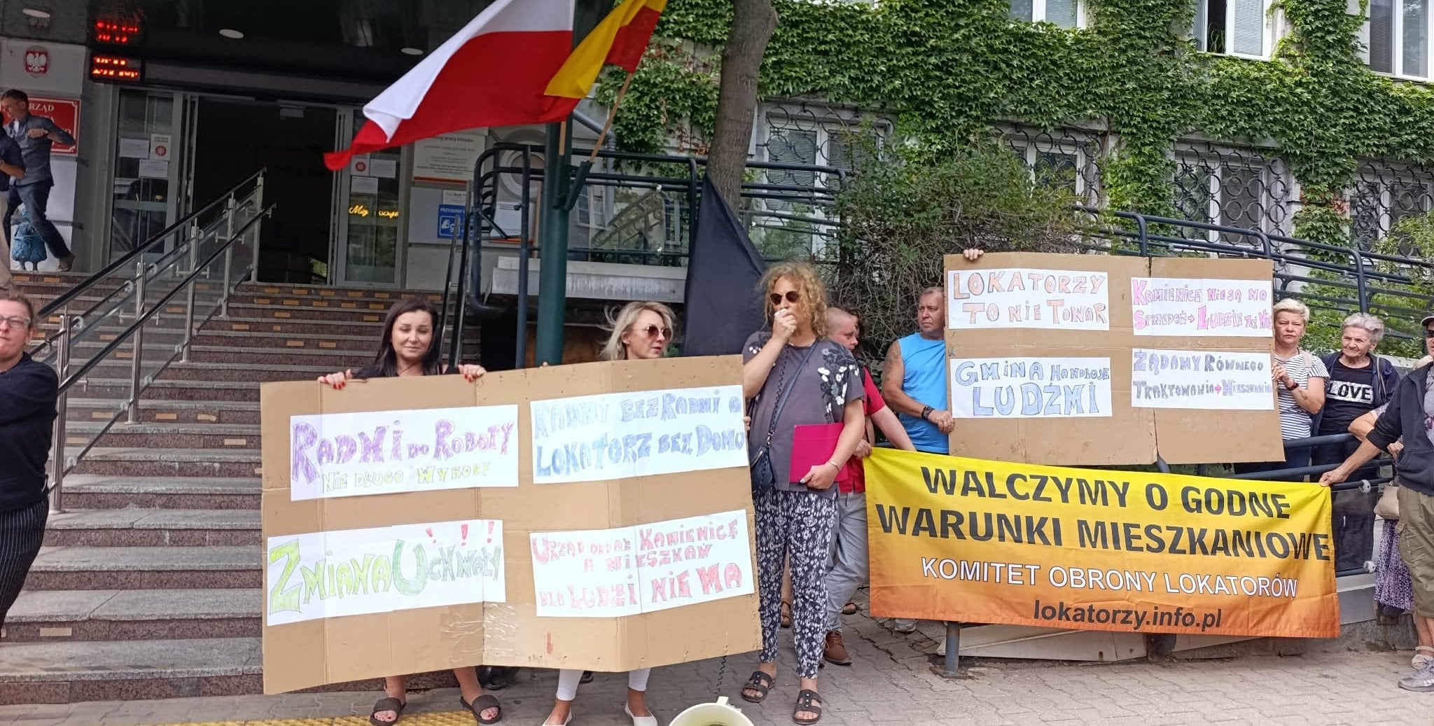Mieszkańcy kamienicy na Pradze protestowali pod dzielnicowym ratuszem. "Lokatorzy to nie towar"