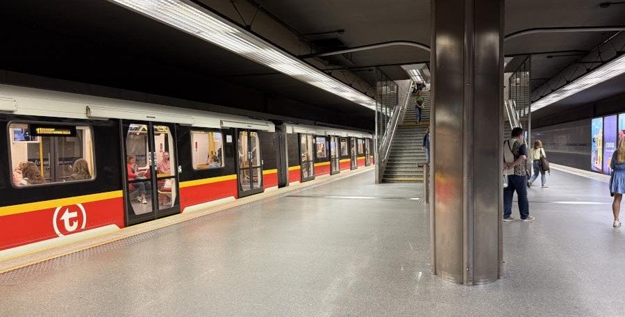 Metro w Warszawie z nowymi ulepszeniami. "Na linii M1 prowadzone są modernizacje"