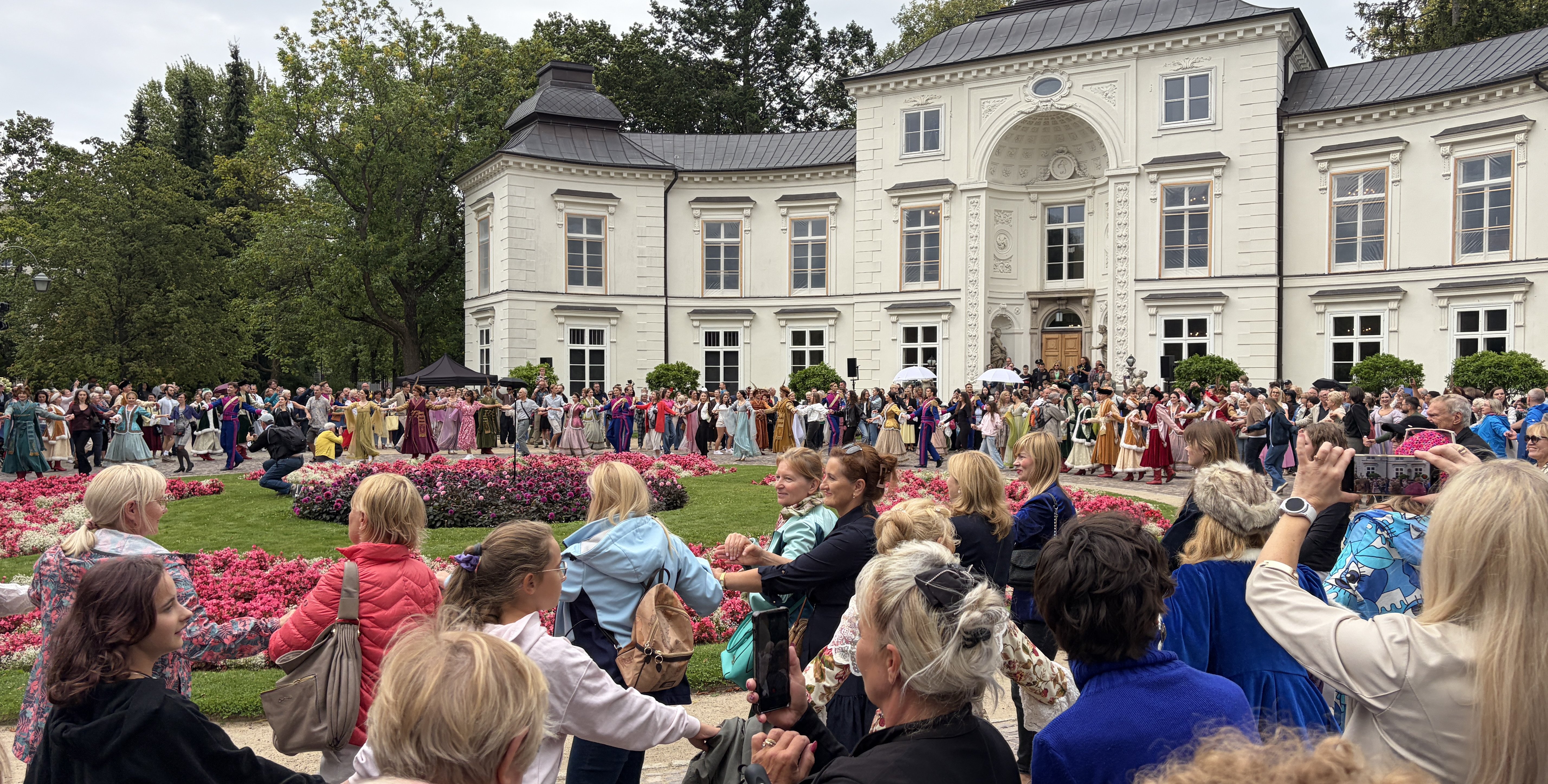 W hołdzie Andrzejowi Wajdzie. Niezwykły koncert "Mazowsza" w Łazienkach