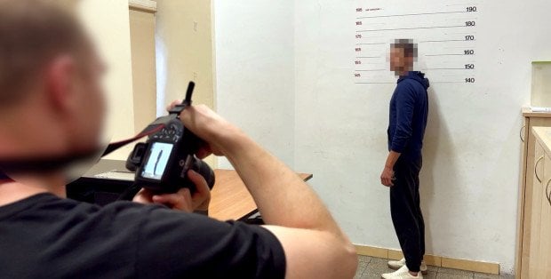 Miał wejść na rządowe auto i zniszczyć karoserię. Areszt dla Gruzina