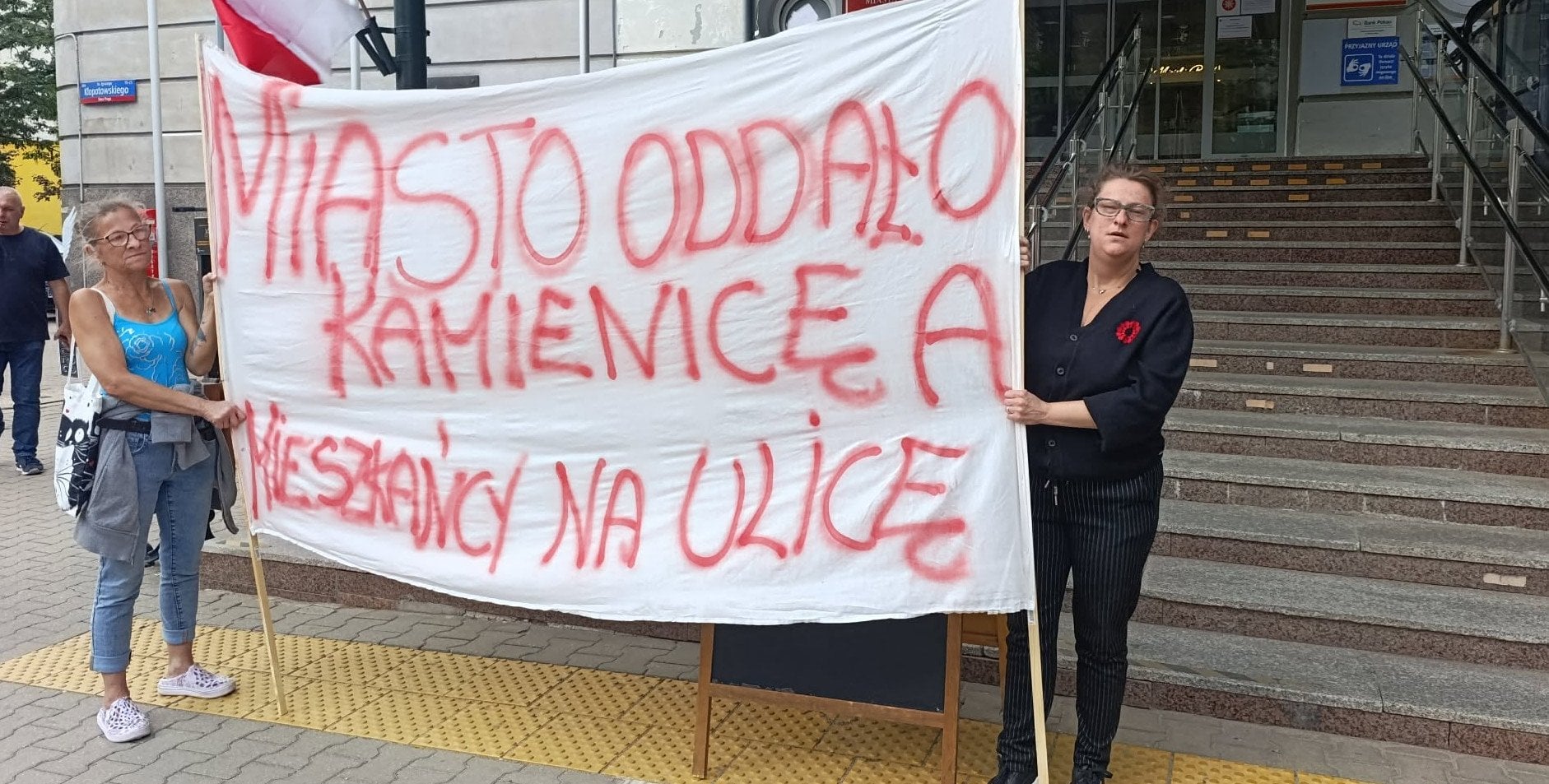 Mieszkańcy kamienicy na Pradze protestowali pod ratuszem. Radni szukają pomocy dla lokatorów