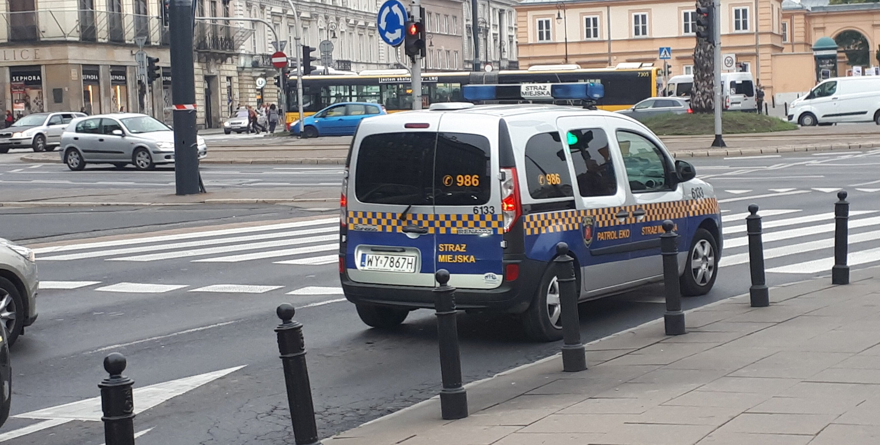 Straż miejska w Warszawie szuka pracowników. Ile można zarobić jako strażnik? Jakie są benefity?