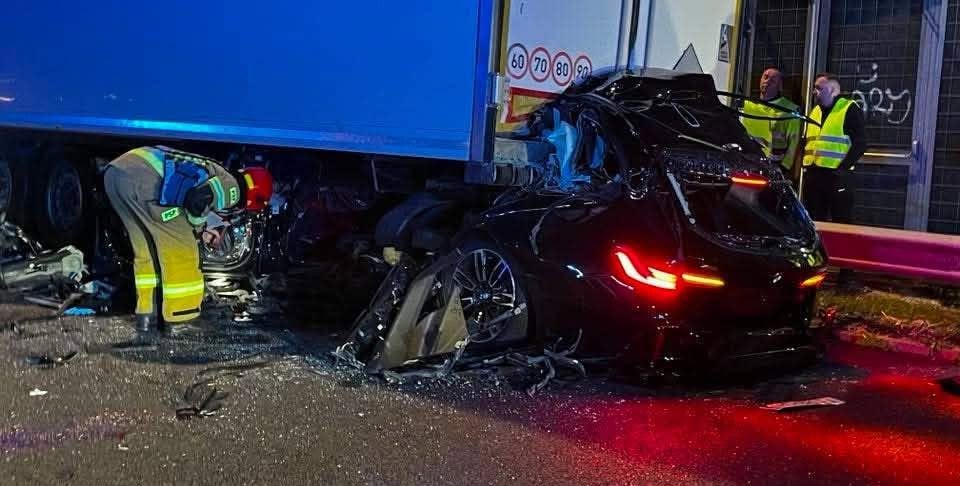 Tragiczny wypadek na S8 w Markach. Osobówka wbiła się pod naczepę