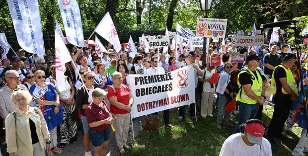 "Premierze, obiecałeś". Trwa protest nauczycieli w Warszawie [ZDJĘCIA]
