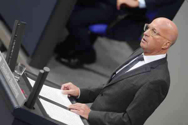 Niemiecka skrajna prawica nie karze za zdradzieckie hasła. Karze za ich krytykę. „Dla AfD patriotyzm to przede wszystkim pałka”