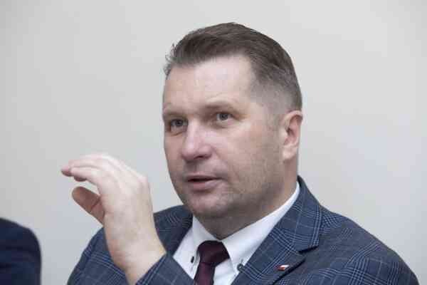 Prof. Poeta rozprawia się z propagandą Papę. „Do dymisji”