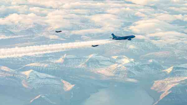 Duńskie myśliwce i francuski tankowiec nad Grenlandią. „Wzmacnianie operacji powietrznych”