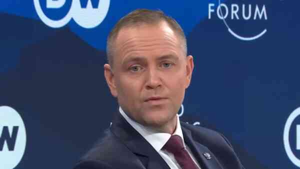 Trump przyklaśnie Nawrockiemu po występie w Davos. „Pokłony, wychwalanie”