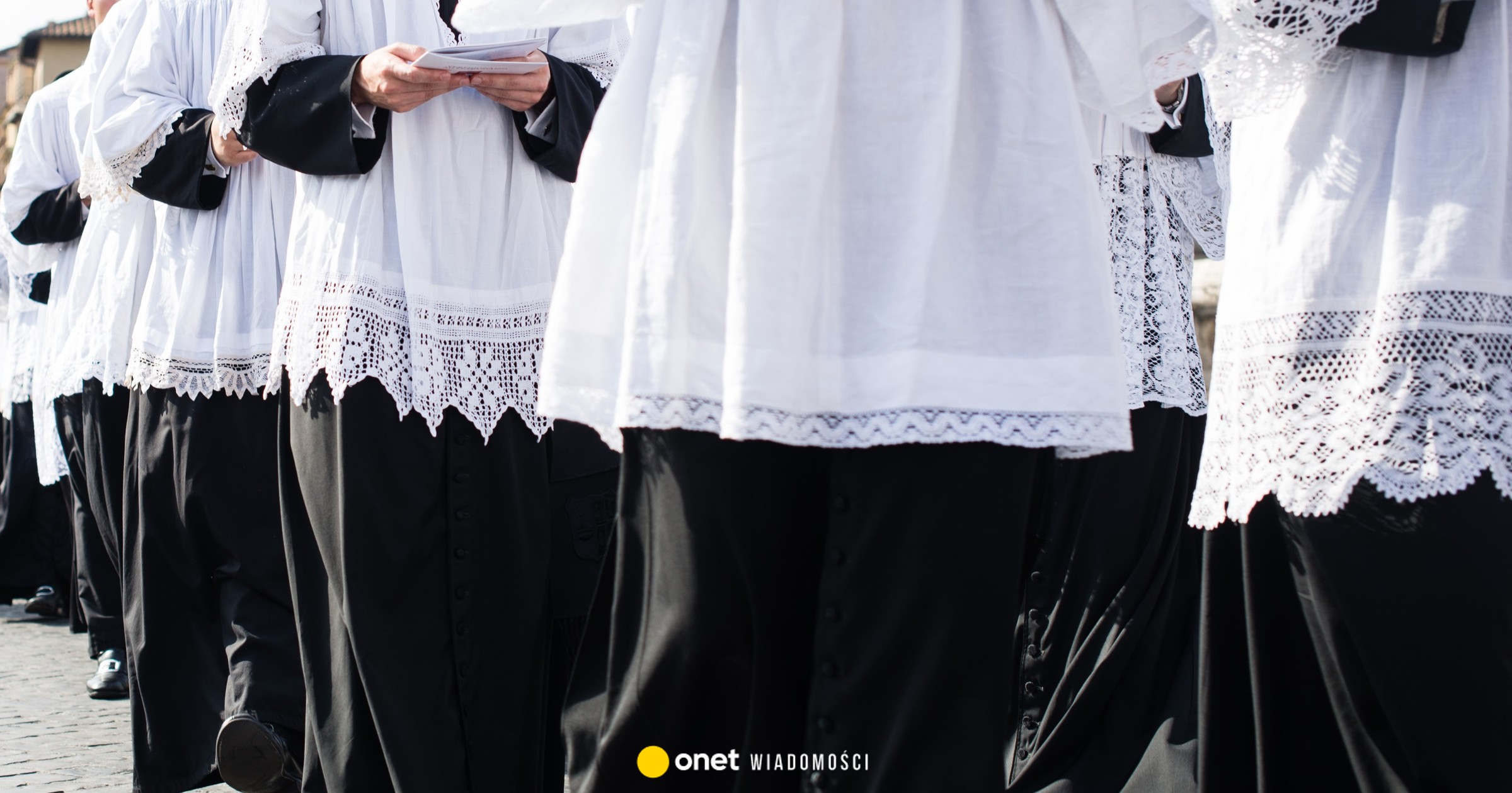 Księża uwierzyli, iż polityk jest synem biskupa. „Niemal mu się spowiadali”