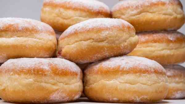 Jedli pączki z Biedronki i Lidla, dziś czytają o składzie. „Wywar z pluskwiaków”
