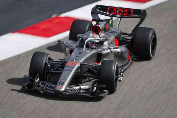 Wersja B bolidu Audi R26 z unikalnymi sekcjami bocznymi