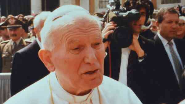 Listy Jana Pawła II i Anny Teresy Tymienieckiej. TVN24 ujawnia „tajemnicę korespondencji”