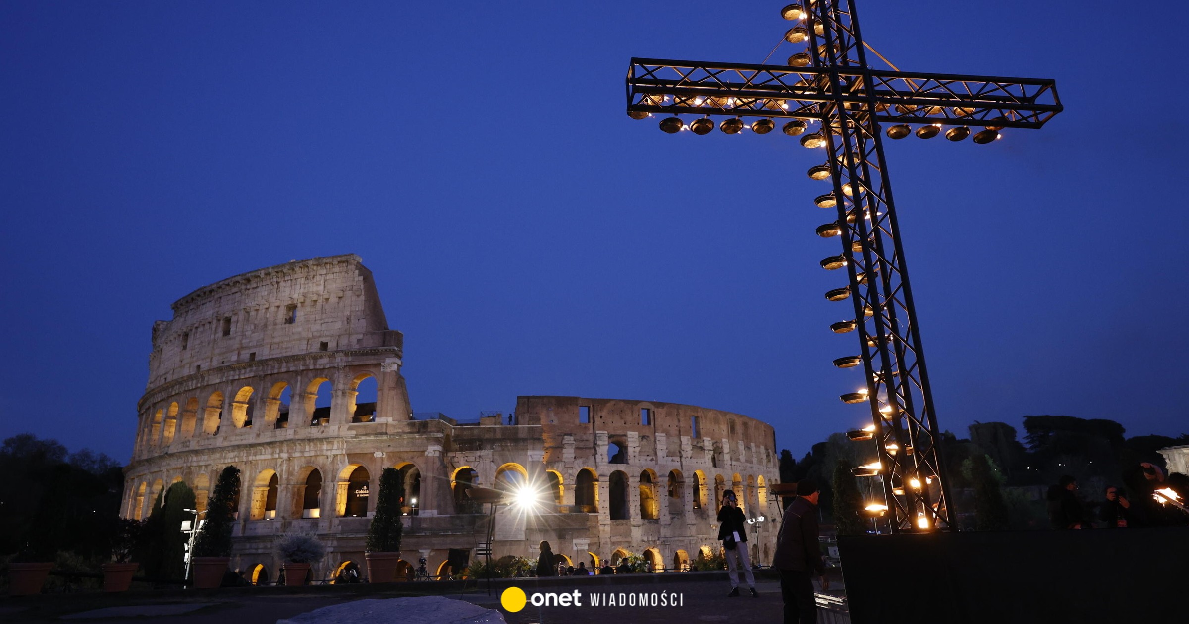 Niezwykła Droga Krzyżowa. Papież sam niesie krzyż