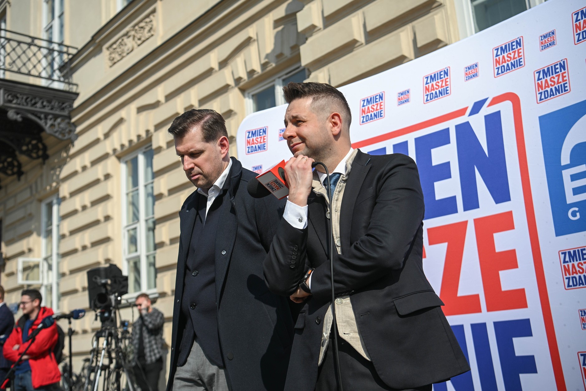 „Stan Wyjątkowy”. Hołownia na celowniku prokuratury. Morawiecki olewa Kaczyńskiego. Mejza wchodzi do klatki