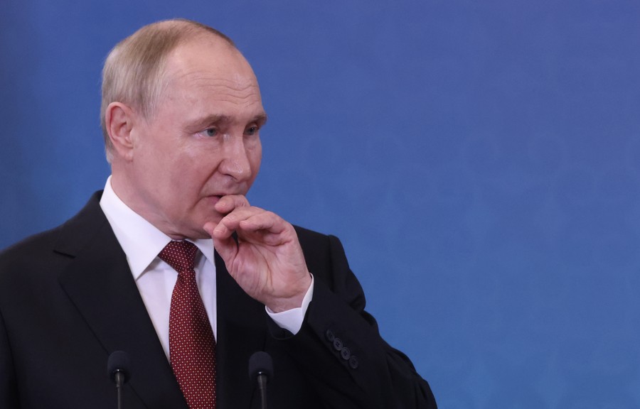 Putin hits the oppositionists abroad. "De facto deprivation of citizenship"