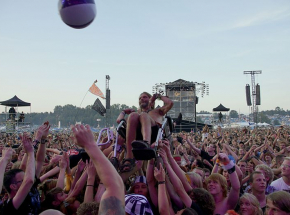 Bezproblemowy start 32. Festiwalu Pol’and’Rock: Policja i zespoły medyczne kierują się na lotnisko w Czaplinku