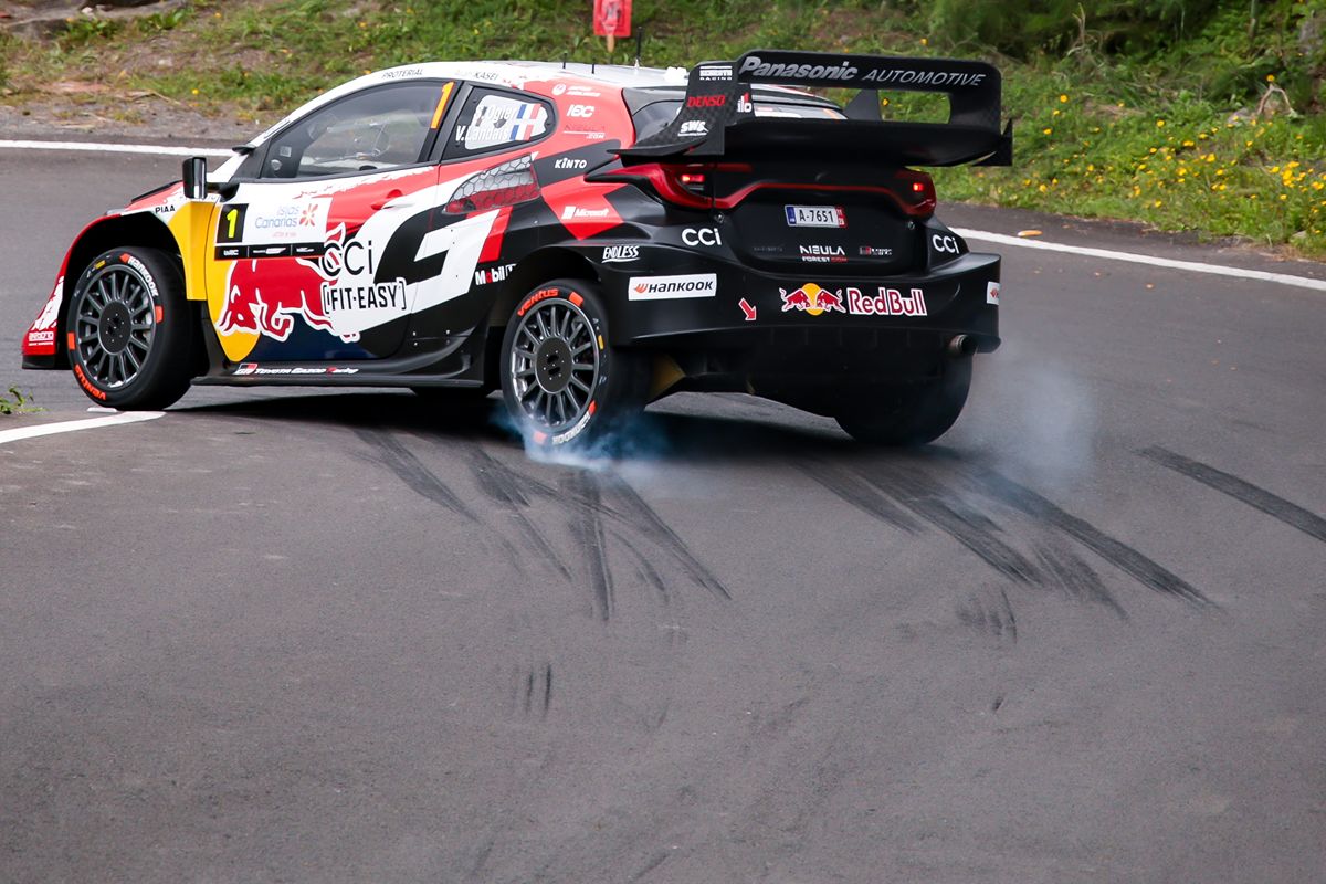 Dominacja Toyoty od rana: Ogier liderem po skróconej pętli